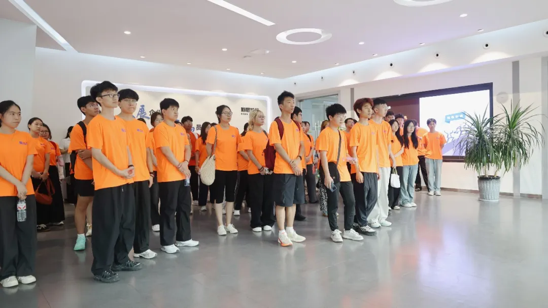 金榜题名时，，，，，青春再出发！今年会官网爱心奖学激励学子生长成才